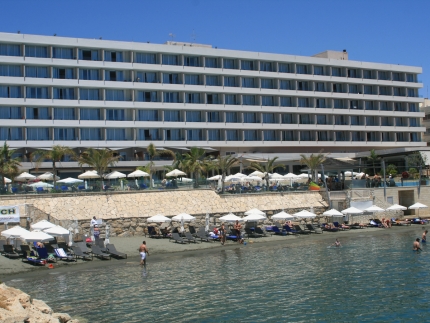 Пляж у отеля Royal Apollonia в Лимассоле